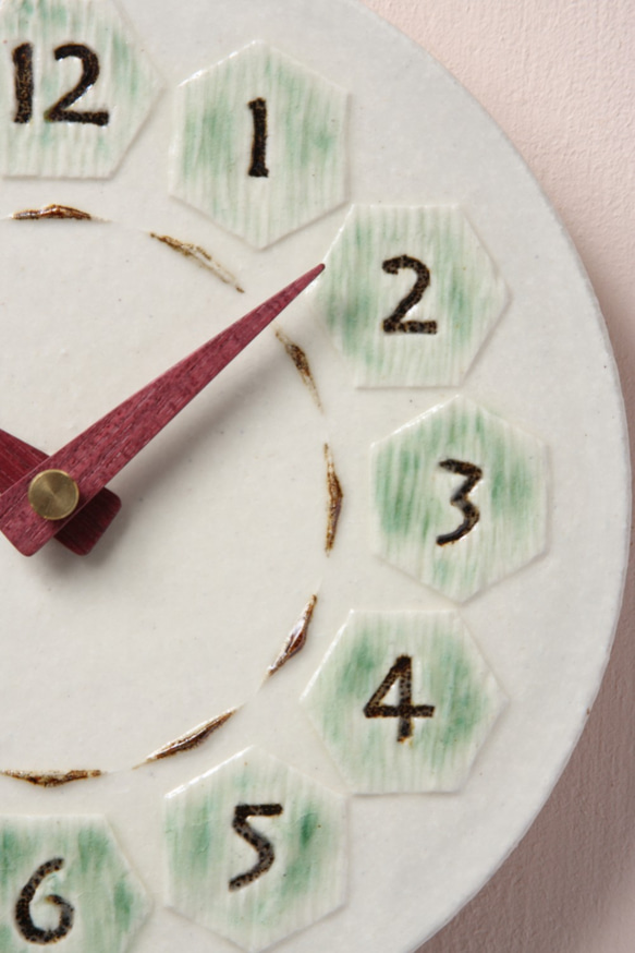 亀甲（丸）φ190　陶製掛時計(木製針） 3枚目の画像