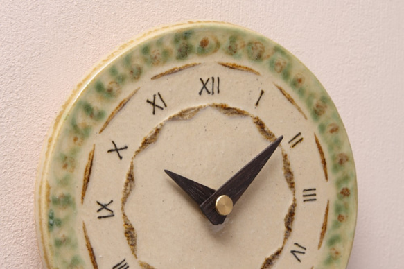 Ⅻ　陶製掛時計 丸型147(木製針） 2枚目の画像