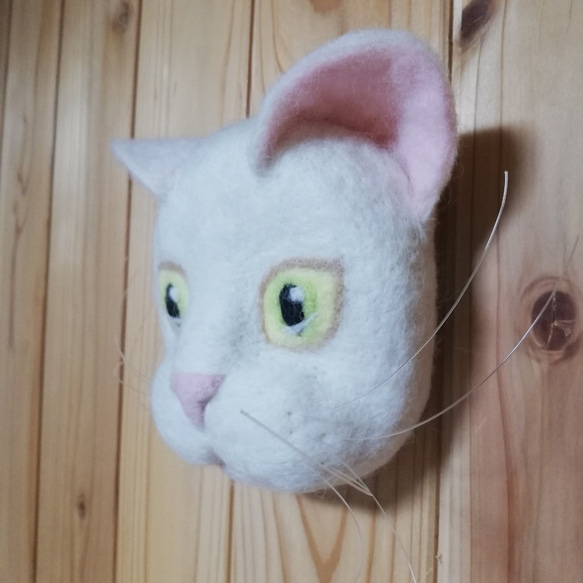 羊毛フェルトの壁掛け白猫 5枚目の画像