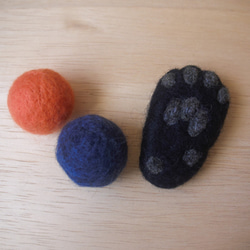 羊毛フェルトの猫のおもちゃ　黒猫の手とフエルトボール 1枚目の画像