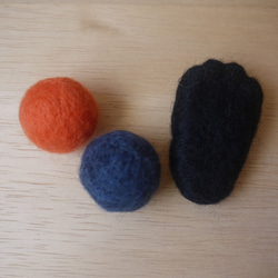 羊毛フェルトの猫のおもちゃ　黒猫の手とフエルトボール 2枚目の画像