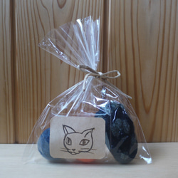 羊毛フェルトの猫のおもちゃ　黒猫の手とフエルトボール 3枚目の画像