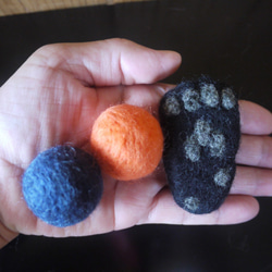 羊毛フェルトの猫のおもちゃ　黒猫の手とフエルトボール 5枚目の画像