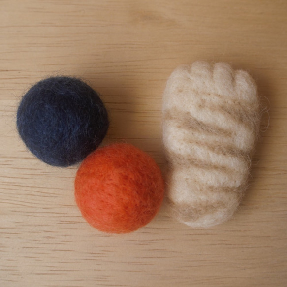 羊毛フェルトの猫のおもちゃ　クリームトラ猫の手とフエルトボール 1枚目の画像