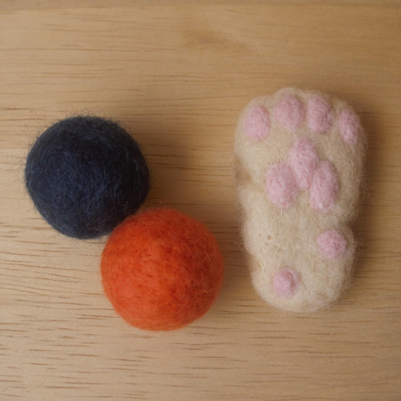 羊毛フェルトの猫のおもちゃ　クリームトラ猫の手とフエルトボール 2枚目の画像