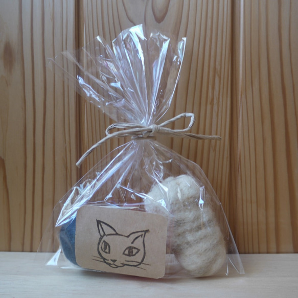 羊毛フェルトの猫のおもちゃ　クリームトラ猫の手とフエルトボール 3枚目の画像