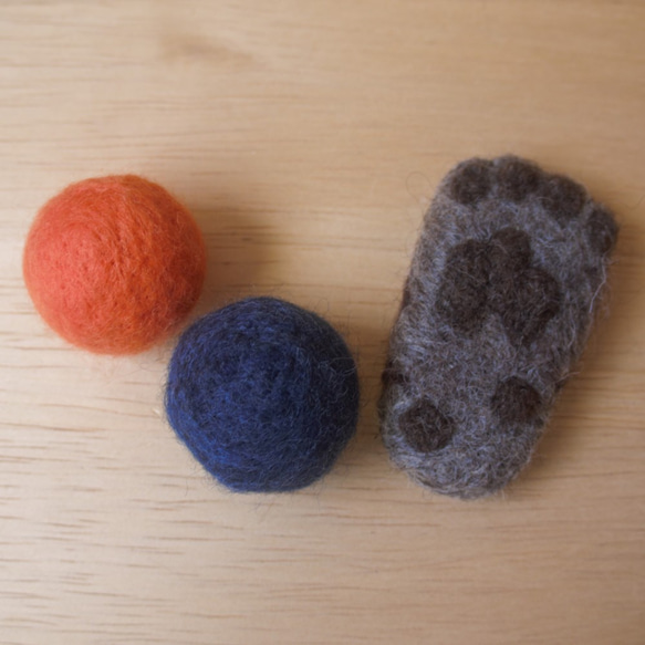 羊毛フェルトの猫のおもちゃ　キジトラ猫の手とフエルトボール 2枚目の画像
