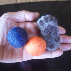 羊毛フェルトの猫のおもちゃ　キジトラ猫の手とフエルトボール 5枚目の画像