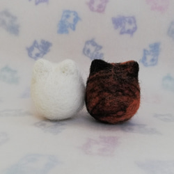 羊毛フェルトの猫のおもちゃ　猫ボール　白猫、錆猫 1枚目の画像
