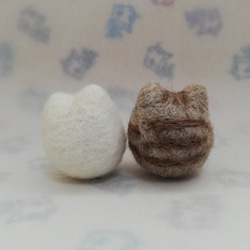 羊毛フェルトの猫のおもちゃ　猫ボール　白猫、茶グレイ白トラ猫 2枚目の画像