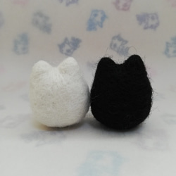 羊毛フェルトの猫のおもちゃ　猫ボール　白猫、黒猫 3枚目の画像