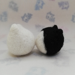 羊毛フェルトの猫のおもちゃ　猫ボール　白猫、黒ハチワレ猫 2枚目の画像