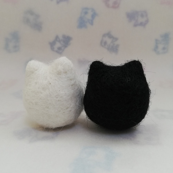 羊毛フェルトの猫のおもちゃ　猫ボール　白猫、黒ハチワレ猫 3枚目の画像