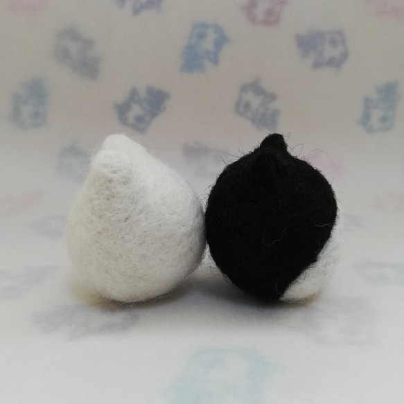 羊毛フェルトの猫のおもちゃ　猫ボール　白猫、黒ハチワレ猫 4枚目の画像