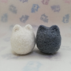 羊毛フェルトの猫のおもちゃ　猫ボール　白猫、グレー猫 1枚目の画像