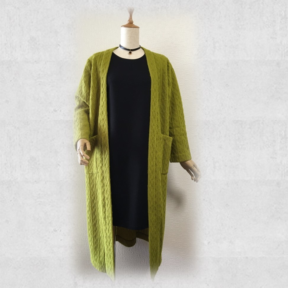 ライムグリーンが鮮やかな「ざっくりアラン編みニット」のロング・コーディガン