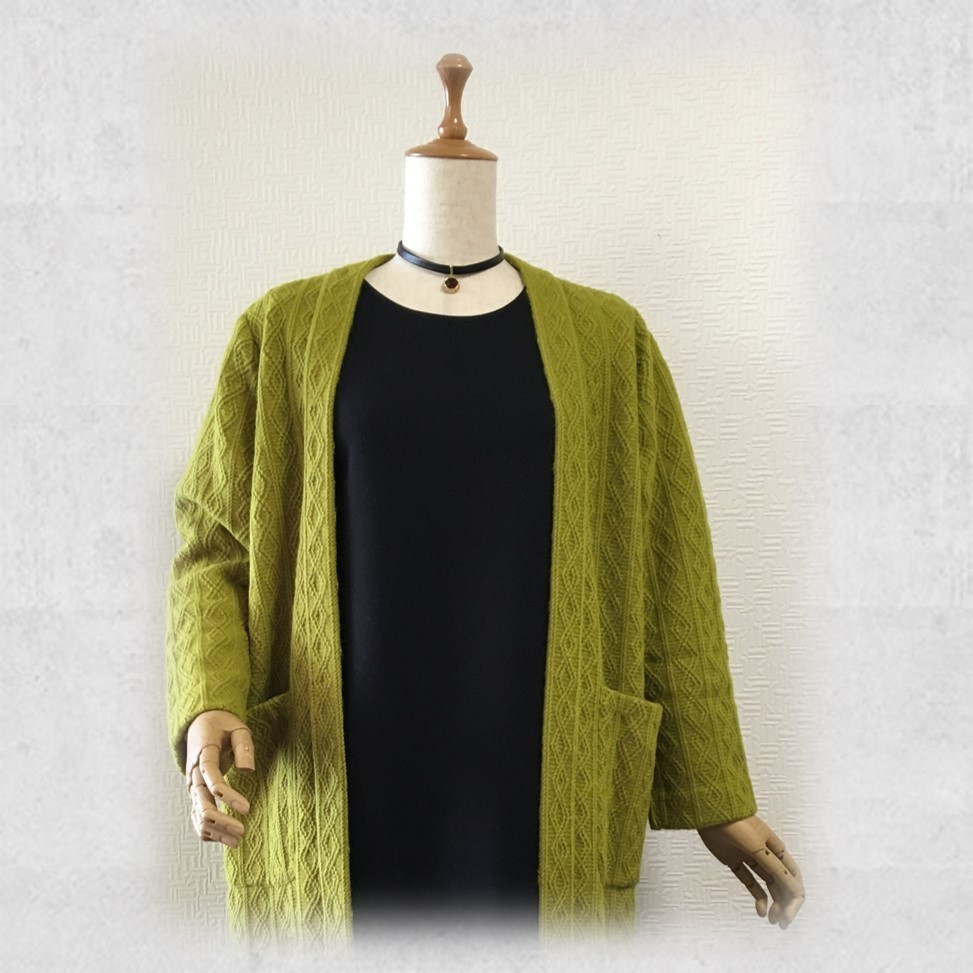 ライムグリーンが鮮やかな「ざっくりアラン編みニット」のロング・コーディガン