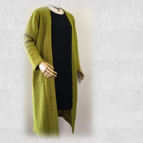 ライムグリーンが鮮やかな「ざっくりアラン編みニット」のロング