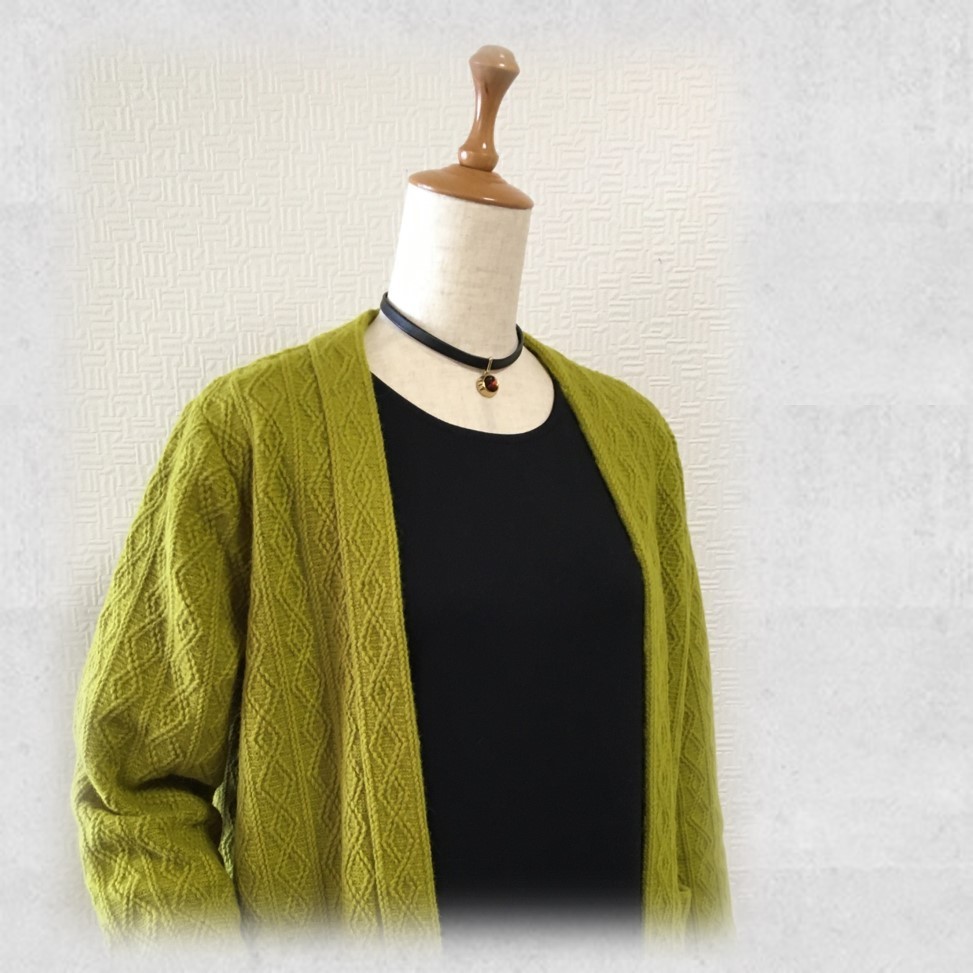 ライムグリーンが鮮やかな「ざっくりアラン編みニット」のロング・コーディガン