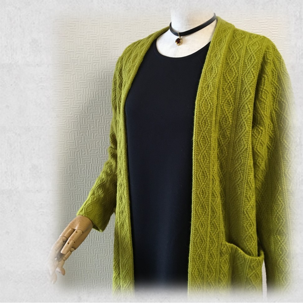 ライムグリーンが鮮やかな「ざっくりアラン編みニット」のロング・コーディガン