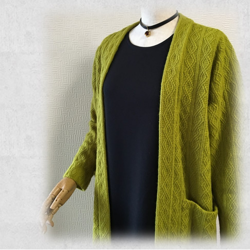 ライムグリーンが鮮やかな「ざっくりアラン編みニット」のロング