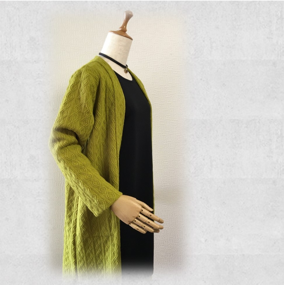 ライムグリーンが鮮やかな「ざっくりアラン編みニット」のロング・コーディガン