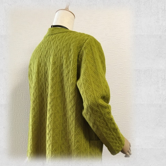 ライムグリーンが鮮やかな「ざっくりアラン編みニット」のロング・コーディガン 9枚目の画像