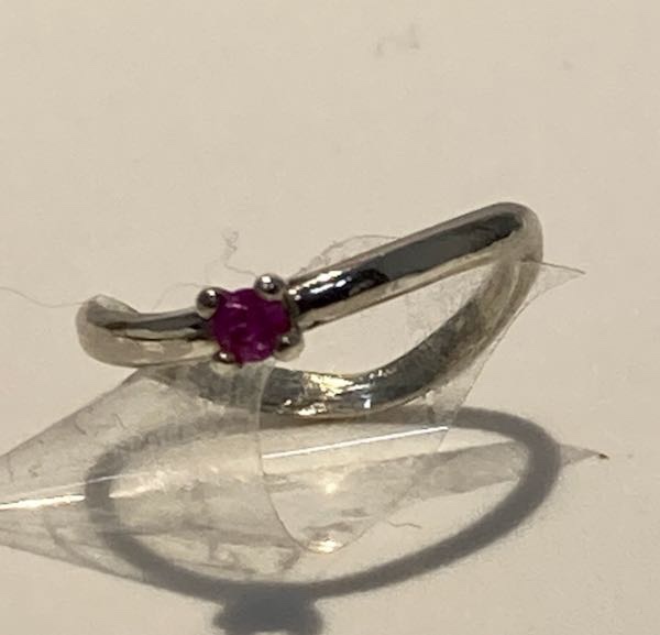 天然石ルビーが可愛い4本爪、カーブ、カーブデザインリング