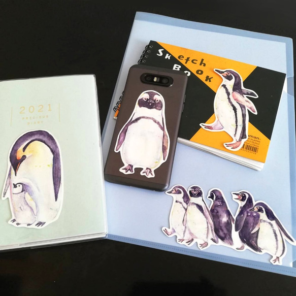 【選べる10種類】絵本風ペンギンさんのステッカー2枚セット　耐水＆UVカット・光沢素材で長期間綺麗 4枚目の画像