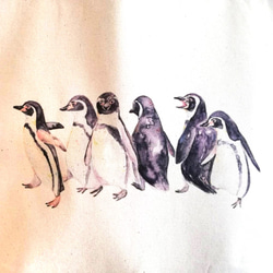 【送料無料・2サイズ】 フンボルトペンギンのよちよちお散歩トートバッグ 水彩デザイン 2枚目の画像