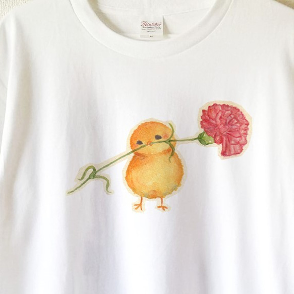 【送料無料】ひよこと赤いカーネーションTシャツ～子供から大人までみんなで使える13サイズ～ 2枚目の画像