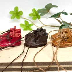 革細工　ショートブーツ　一足　leather craft miniature boots. 1枚目の画像