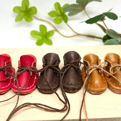 革細工　ショートブーツ　一足　leather craft miniature boots. 3枚目の画像