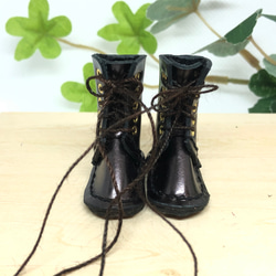 革細工　エナメル編み上げブーツ　leather craft miniature boots. 2枚目の画像