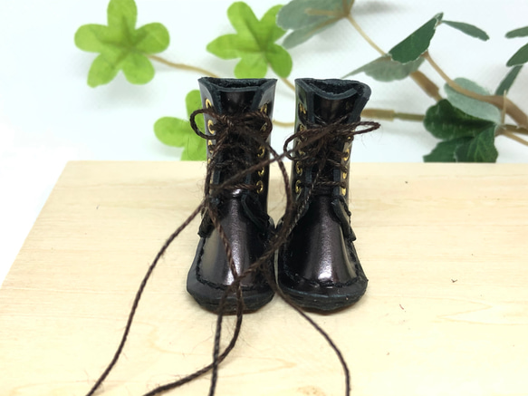 革細工　エナメル編み上げブーツ　leather craft miniature boots. 2枚目の画像