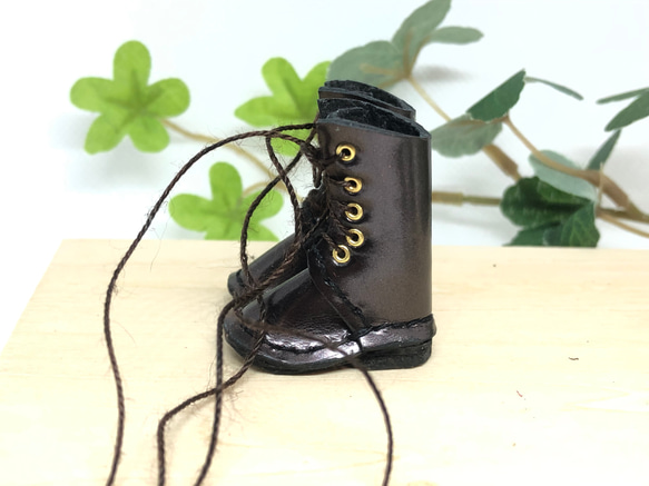 革細工　エナメル編み上げブーツ　leather craft miniature boots. 3枚目の画像