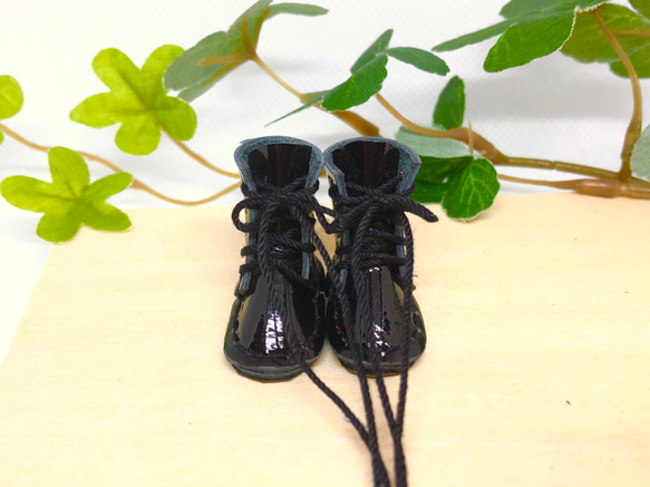 革細工　エナメルロングブーツ　leather craft miniature boots. 2枚目の画像