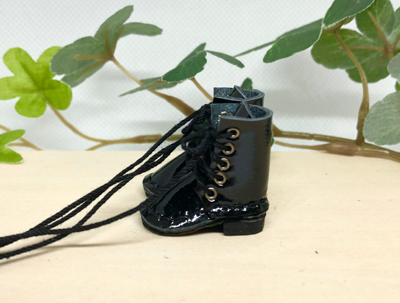 革細工　エナメルロングブーツ　leather craft miniature boots. 3枚目の画像