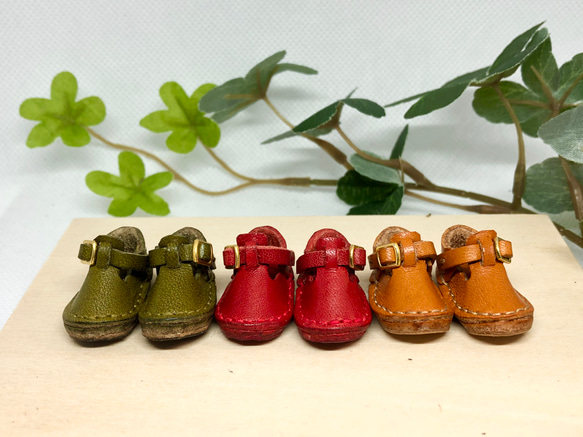 革細工　ミニチュアストラップシューズ　一足　leather craft miniature boots. 2枚目の画像
