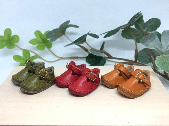 革細工　ミニチュアストラップシューズ　一足　leather craft miniature boots. 3枚目の画像
