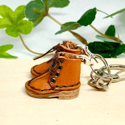 革細工　ミニチュアブーツ　キーホルダー　一足　leather craft miniature sandals. 1枚目の画像