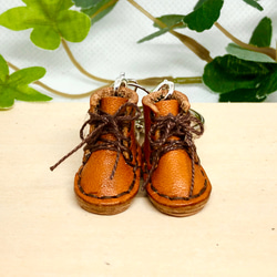 革細工　ミニチュアブーツ　キーホルダー　一足　leather craft miniature sandals. 3枚目の画像