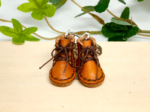 革細工　ミニチュアブーツ　キーホルダー　一足　leather craft miniature sandals. 3枚目の画像