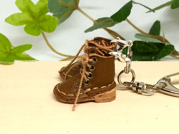 革細工　ミニチュアブーツ　キーホルダー　一足　leather craft miniature sandals. 1枚目の画像