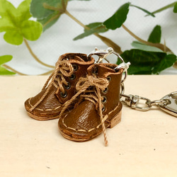 革細工　ミニチュアブーツ　キーホルダー　一足　leather craft miniature sandals. 2枚目の画像