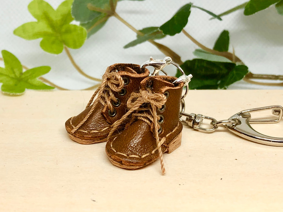 革細工　ミニチュアブーツ　キーホルダー　一足　leather craft miniature sandals. 2枚目の画像