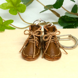 革細工　ミニチュアブーツ　キーホルダー　一足　leather craft miniature sandals. 3枚目の画像