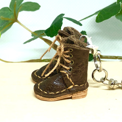 革細工　ミニチュア編み上げブーツ　キーホルダー　一足　leather craft miniature sandals. 1枚目の画像