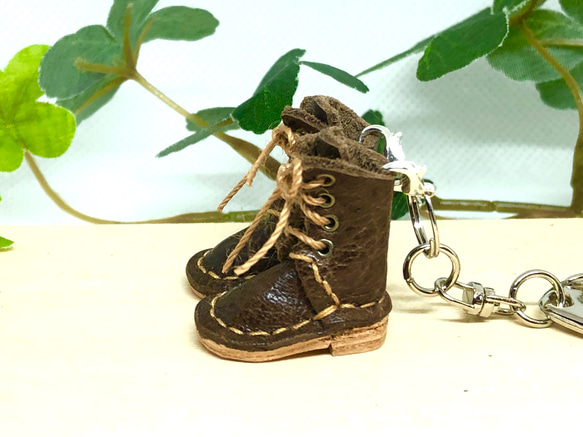 革細工　ミニチュア編み上げブーツ　キーホルダー　一足　leather craft miniature sandals. 1枚目の画像