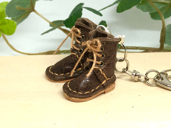 革細工　ミニチュア編み上げブーツ　キーホルダー　一足　leather craft miniature sandals. 3枚目の画像